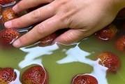 荔枝剥皮技巧大揭秘！（快速简单的荔枝剥皮方法，让你吃荔枝不费力。）